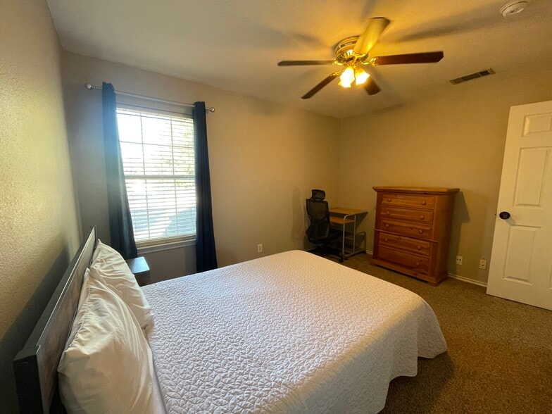 Building Photo - 10506 Tiger Way