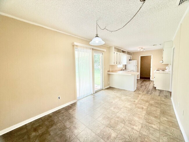 Building Photo - Charming 3-Bedroom - Pace