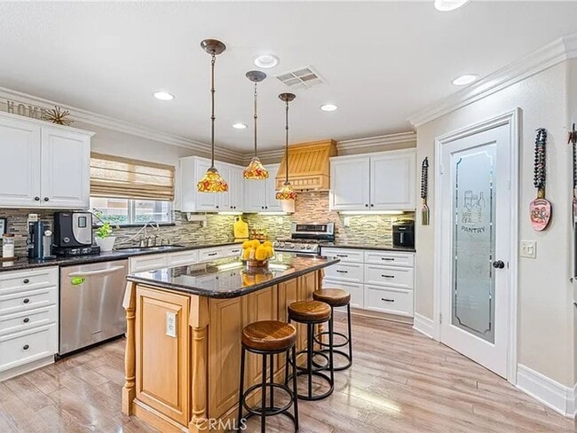 Building Photo - Absolutely Stunning home in Eastvale & loc...