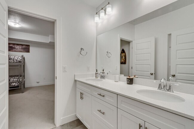 Building Photo - Modern Home in Heber – Available Now!