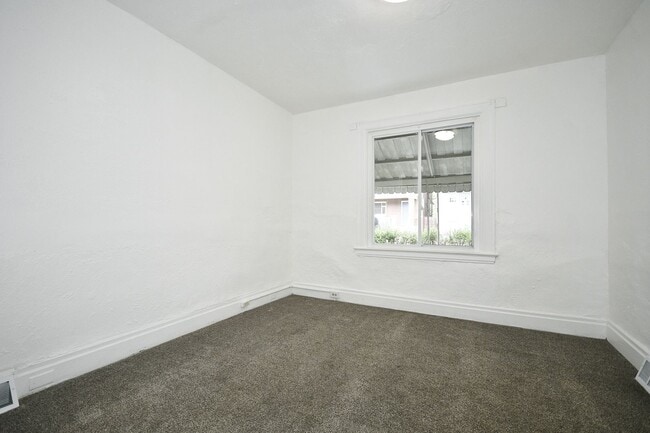 Building Photo - Updated 3 bed/1 bath House with garage!