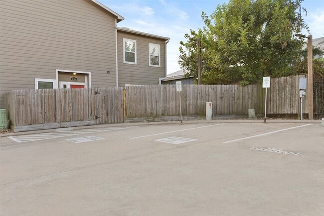 Building Photo - 241 N Lenox St