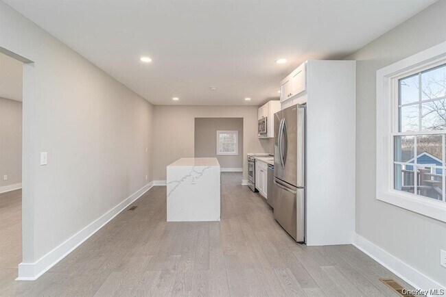 Building Photo - 970 Village Ln