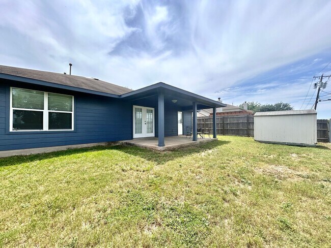 Building Photo - Spacious 4/BR 3/BA One-Level Home with Lar...