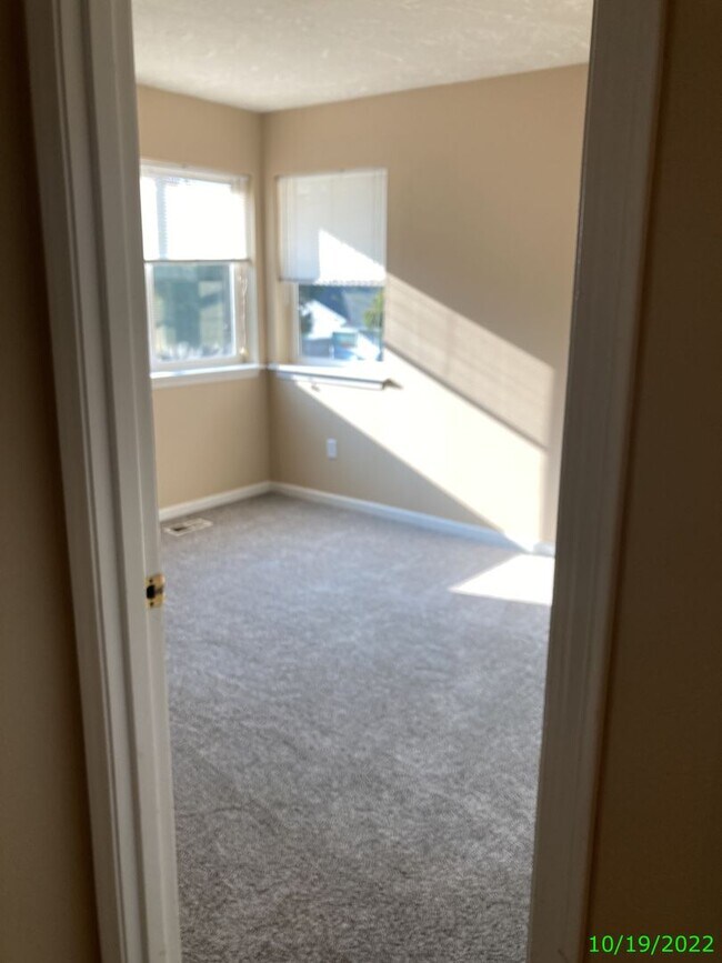 Building Photo - 467 NW Meadows Dr