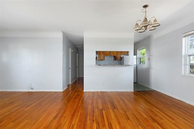 Building Photo - 2900 Leslee Lake Dr N