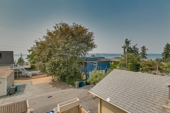 Building Photo - Water View Kirkland home West of Market st...