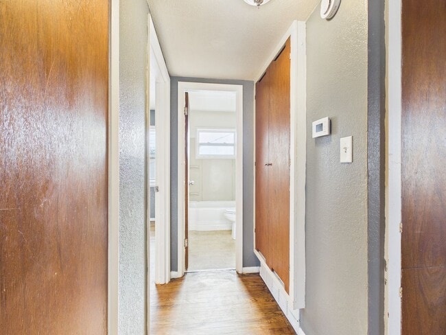 Building Photo - Charming rent ready duplex!