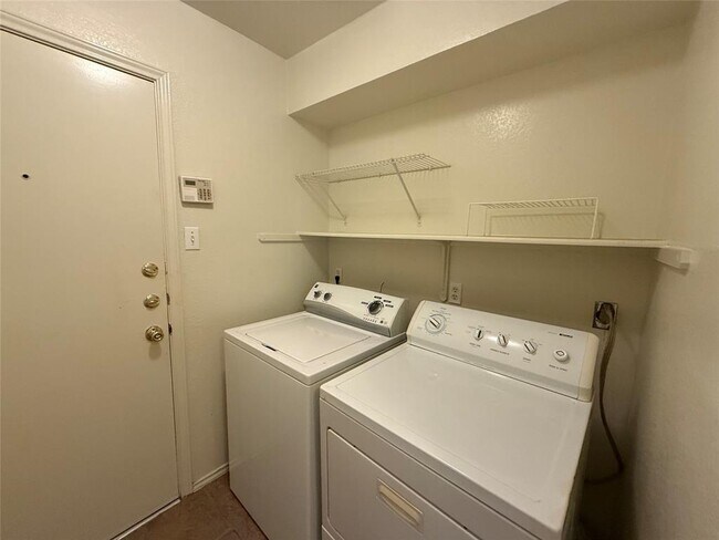 Building Photo - 916 Whitehall Dr