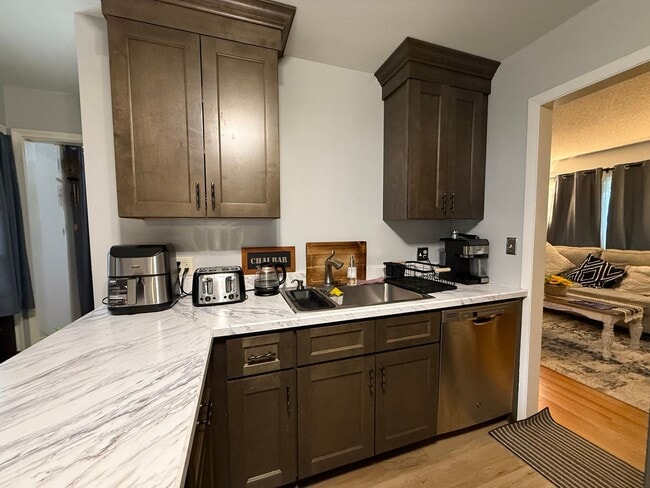 Building Photo - Beautiful 4 bed 2.5 Bath Bloomington SF Ho...