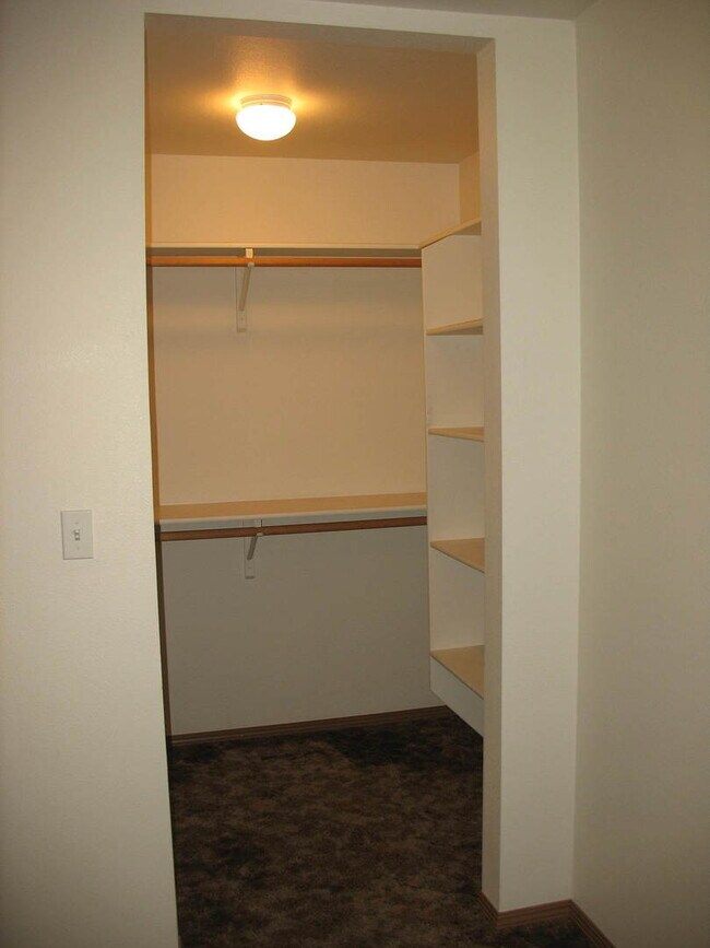 Building Photo - 2bed, 1bath, 950 Sq.ft. apartment - Mounta...