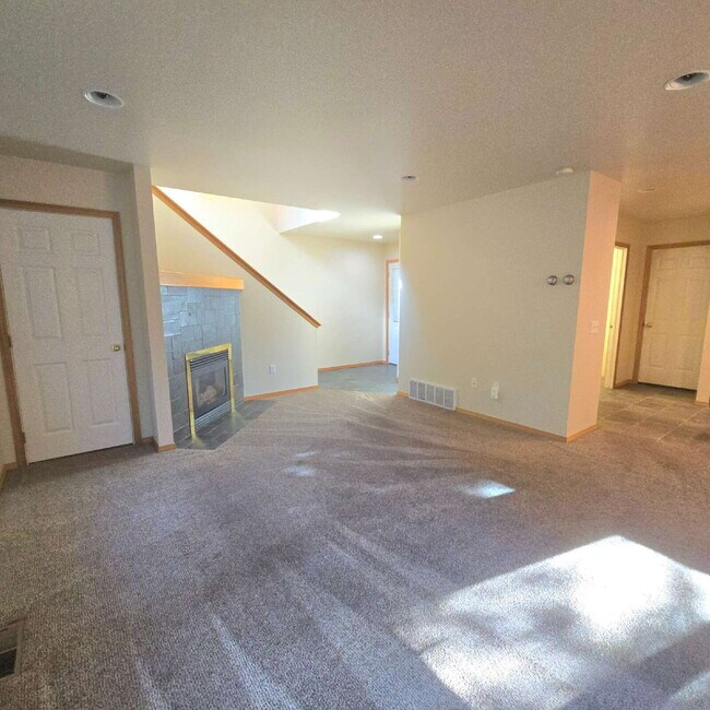 Building Photo - 2 Bedroom 2.5 bathroom near Golf Course