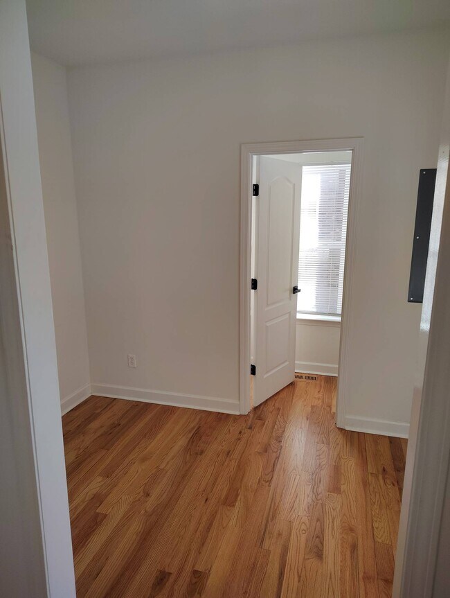 Building Photo - 944 33rd Ave N