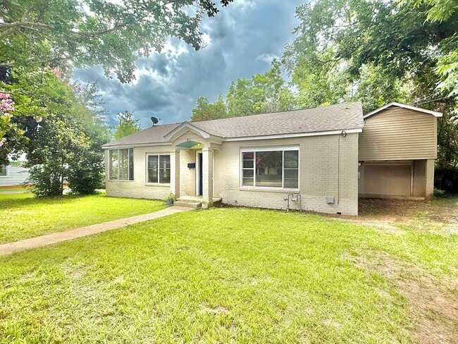 Building Photo - 811 Kickapoo St