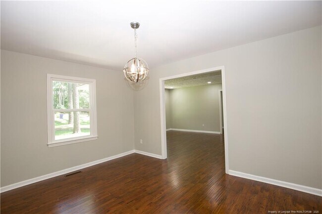 Building Photo - 906 N Glenwood Trail