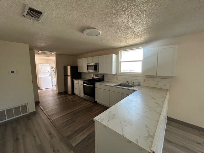 Building Photo - Updated 2 Bedroom Cottage