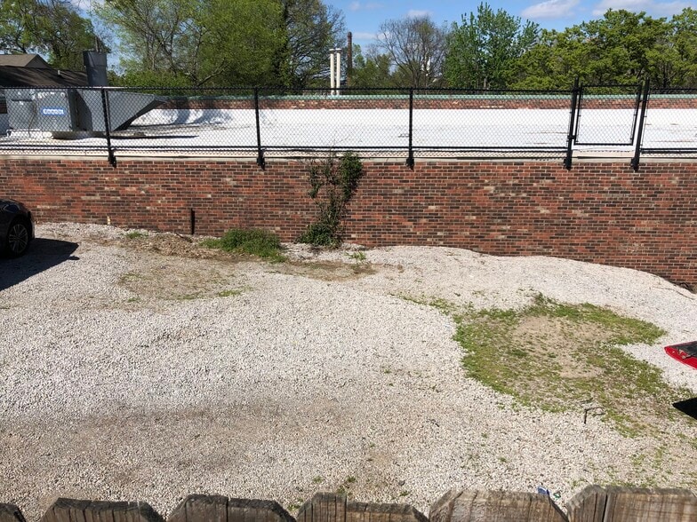 Building Photo - 123 Montmullin St