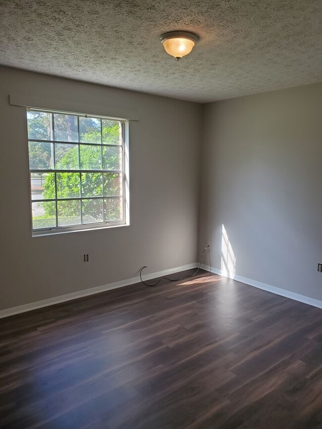 Building Photo - 2 Bedroom 1 Bathroom Downstairs unit with off street parking in Midtown Savannah