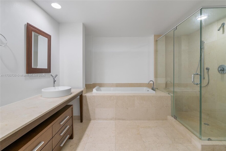 Building Photo - 475 Brickell Ave