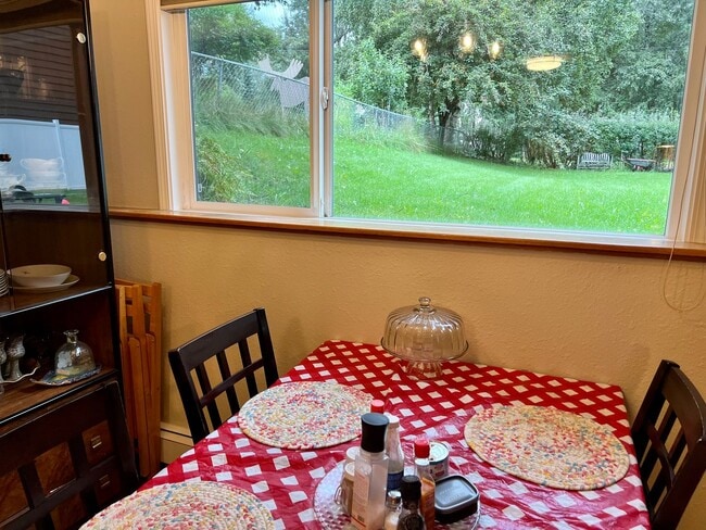 Building Photo - Downtown Furnished Two Bed Unit in Duplex-...