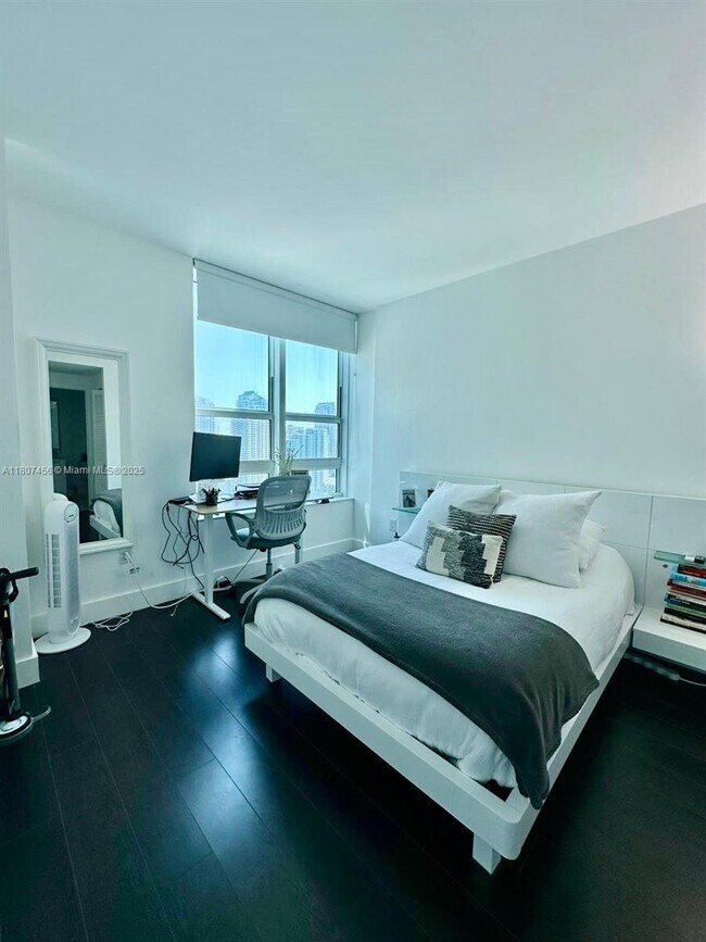 Building Photo - 950 Brickell Bay Dr