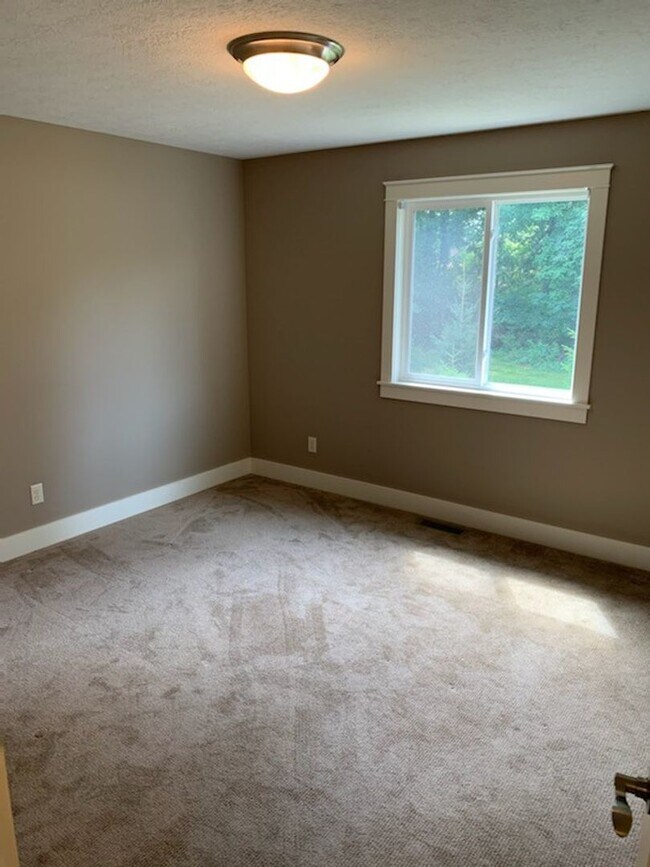Building Photo - Beautiful 3 bedroom 2 1/2 bath home