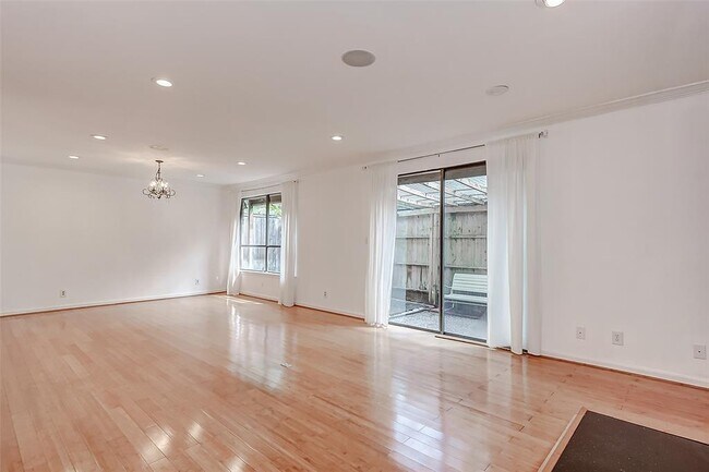 Building Photo - 201 Vanderpool Ln