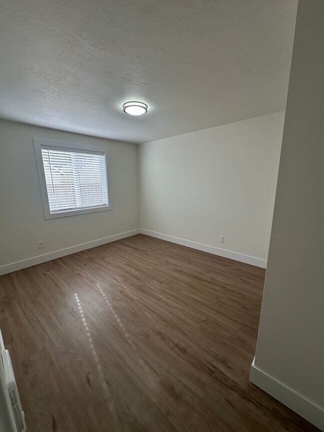Building Photo - Stunning Fully Renovated 3-Bedroom Home in...