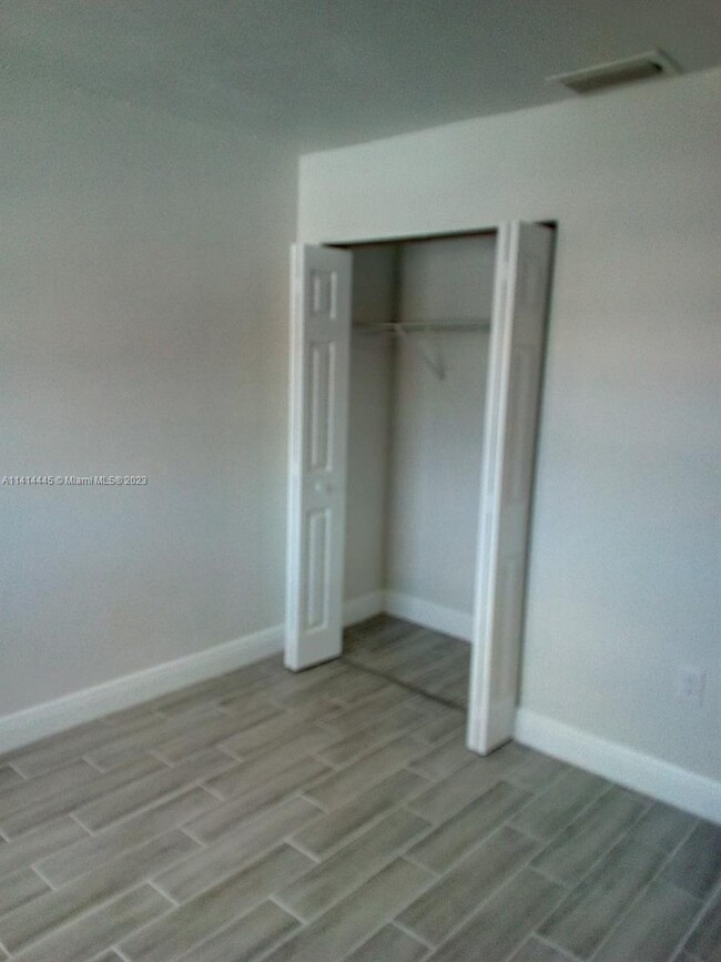 Building Photo - 550 SW 115th Ave