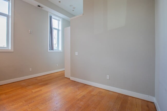 Building Photo - Cozy 1 BR/1 BA Condo in Capitol Hill!