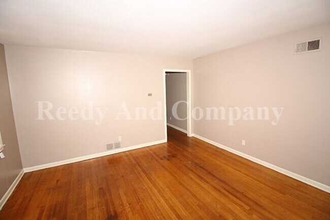 Building Photo - 848 Biggs St