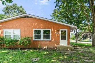 Building Photo - 1528 Oak Ln