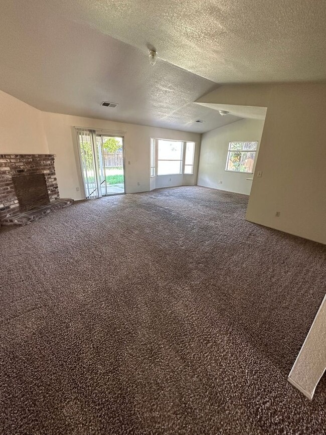 Building Photo - 3 bedroom 2 bath home for rent