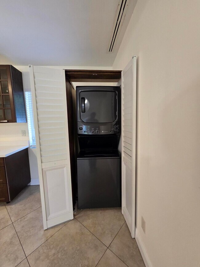 Building Photo - 2016-2018 NE 14th Ct