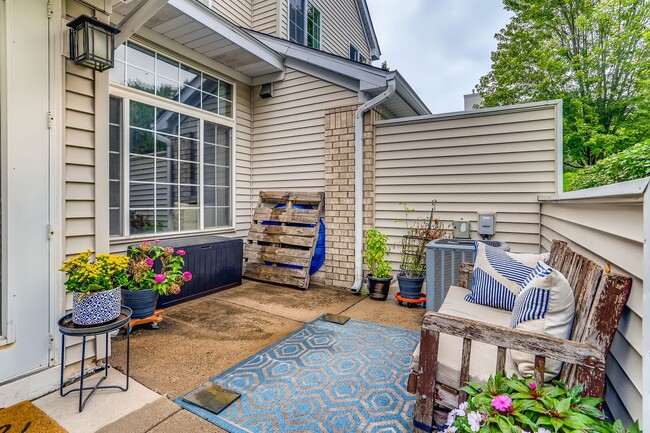 Building Photo - 2BR Woodbury Townhome with flexible lease term!