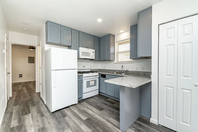 Building Photo - 704 5th Ave SE