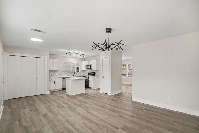 Building Photo - 431 Laurel Timbers Dr