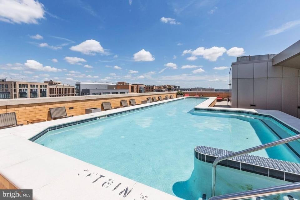 Complex's roof top pool and jacuzzi. - 440 L St NW