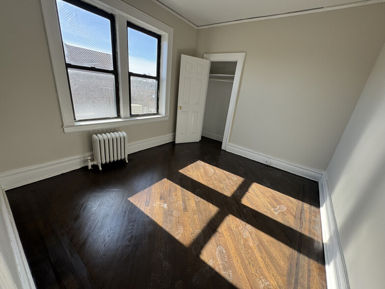 Primary Photo - 210 Roseville Ave