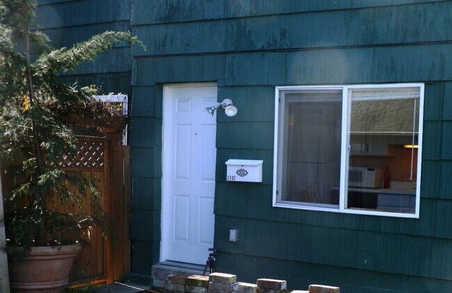 Building Photo - 208 27th Ave E