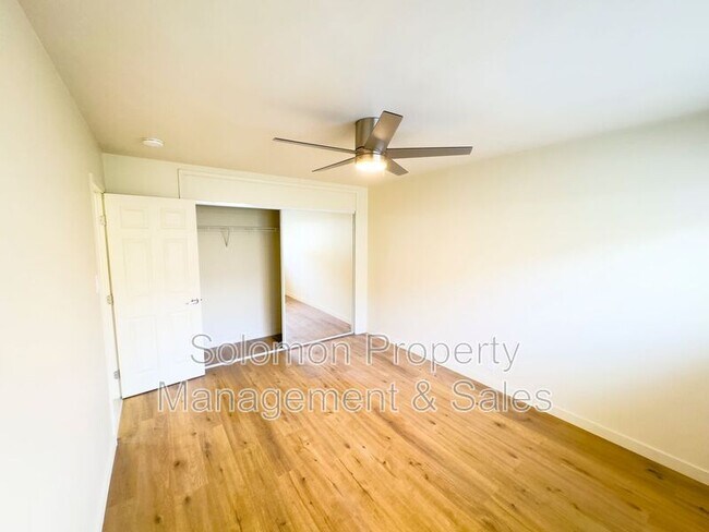 Building Photo - 515 N Ditmar St