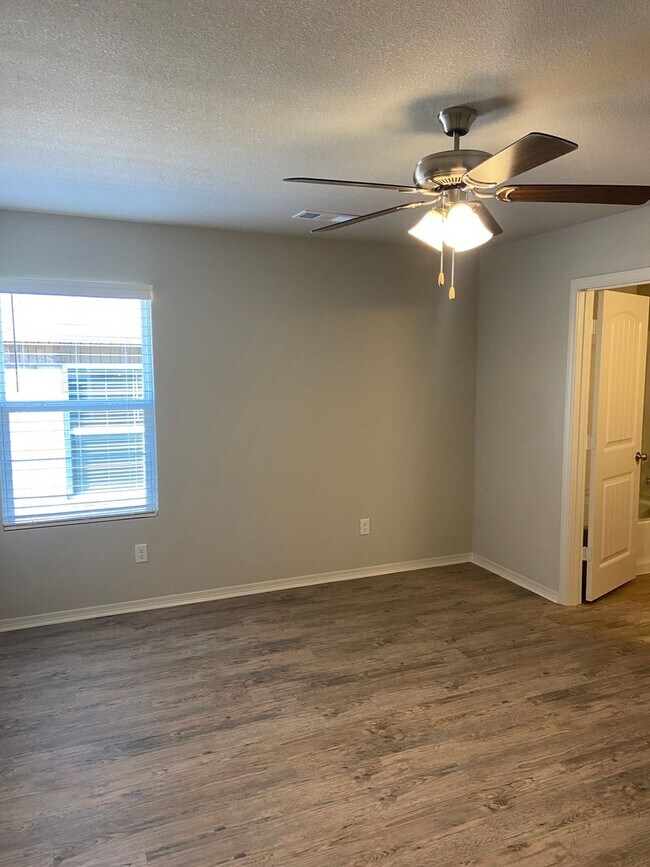 Building Photo - Pre-Leasing Now | Open-Concept 3-Bedroom Home in Fairview Haven