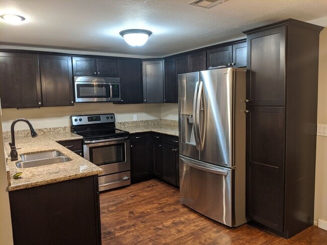 Building Photo - Updated 3bd/2bth Home with Solid Surface F...