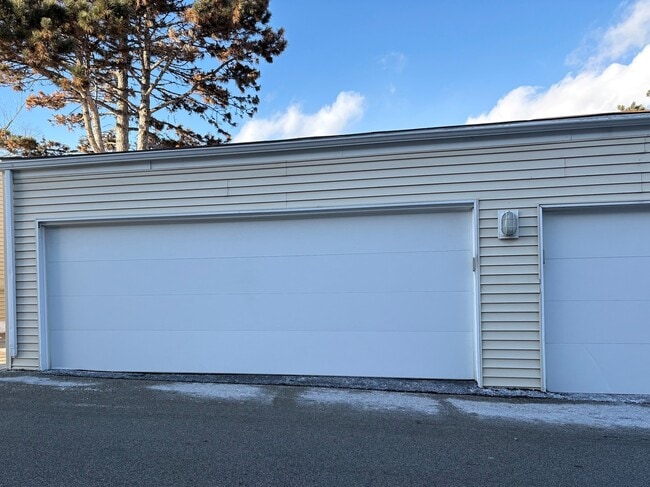 Building Photo - 201 N Waters Edge Dr