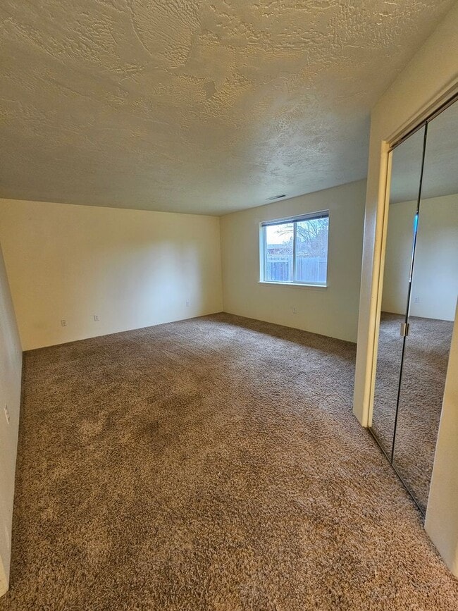 Building Photo - Lovely Central Point Home in Convenient Location