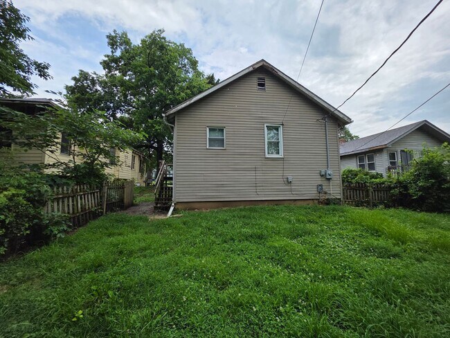 Building Photo - 3 Bedroom Home Near Zoo & Parks!