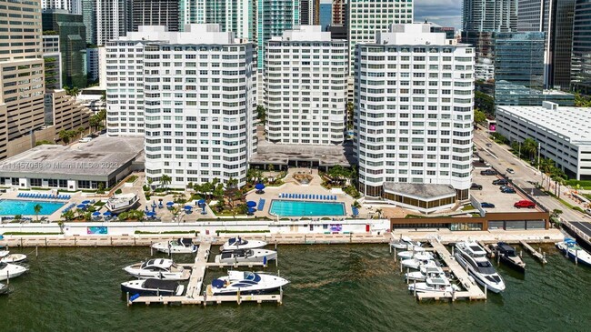 Building Photo - 905 Brickell Bay Dr