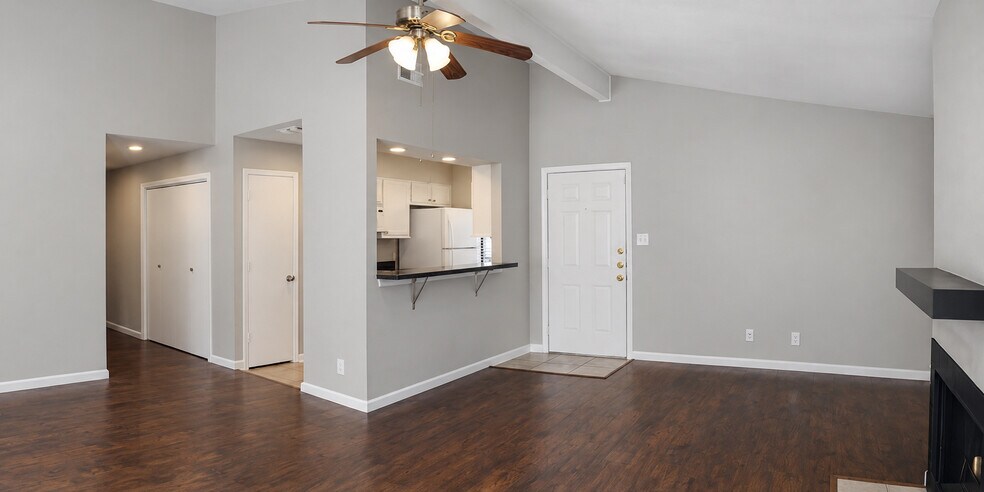 Looking towards kitchen - 6723 Eastridge Dr