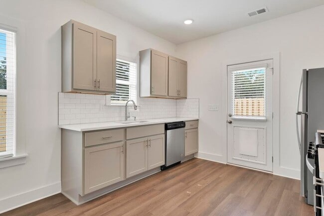 Building Photo - One Level Home with Garage and Fenced Back...