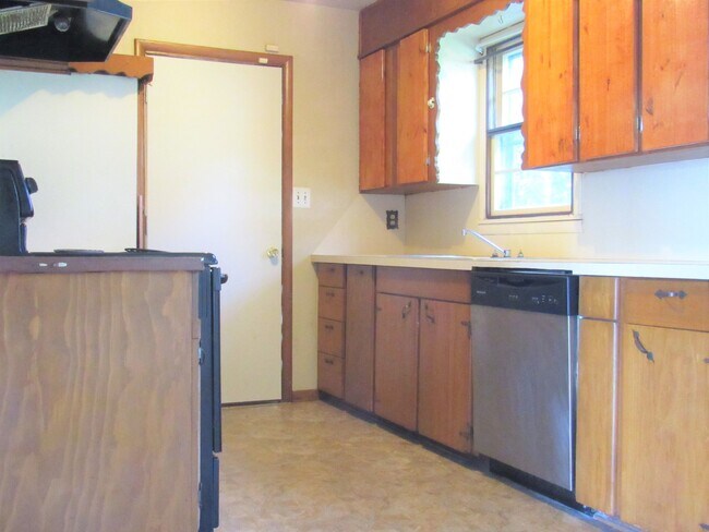 Building Photo - *** 50% OFF 1ST MONTH'S RENT IF LEASE SIGN...